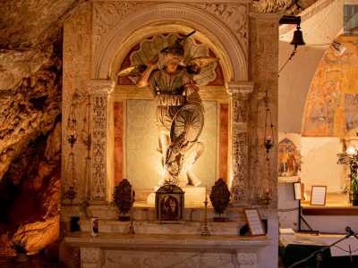 Una di queste accoglie la statua di San Michele, realizzata all�inizio del 500 da Stefano da Putignano, artista che si occup� in quegli anni del restauro dell�intero complesso